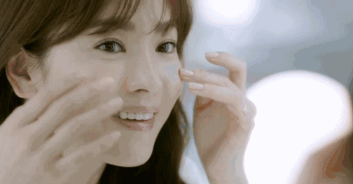  『脸上』脸上有4个特征的女生，你就是淡妆脸，浓妆反而老气