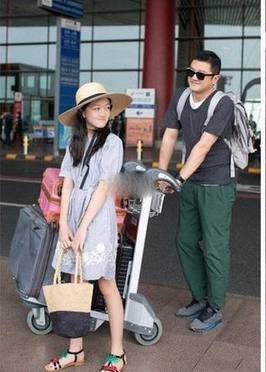 李嫣整容成功!机场比起多多更加时尚,网友称别说人家丑了