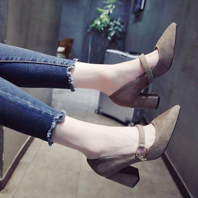 想要变身街头的时尚潮人，你只需要来双尖头高跟鞋，男人女人都爱