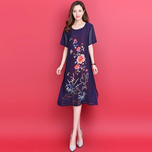 现在的女人真会打扮，外出都穿这“欧根纱”，纤薄透气又迷人