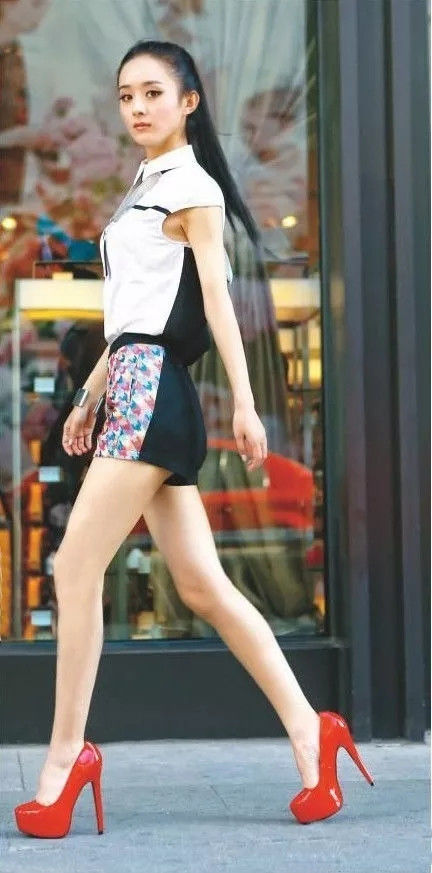看了赵丽颖的短裙，再看看戚薇，才知道单身和已婚都能穿的这么美