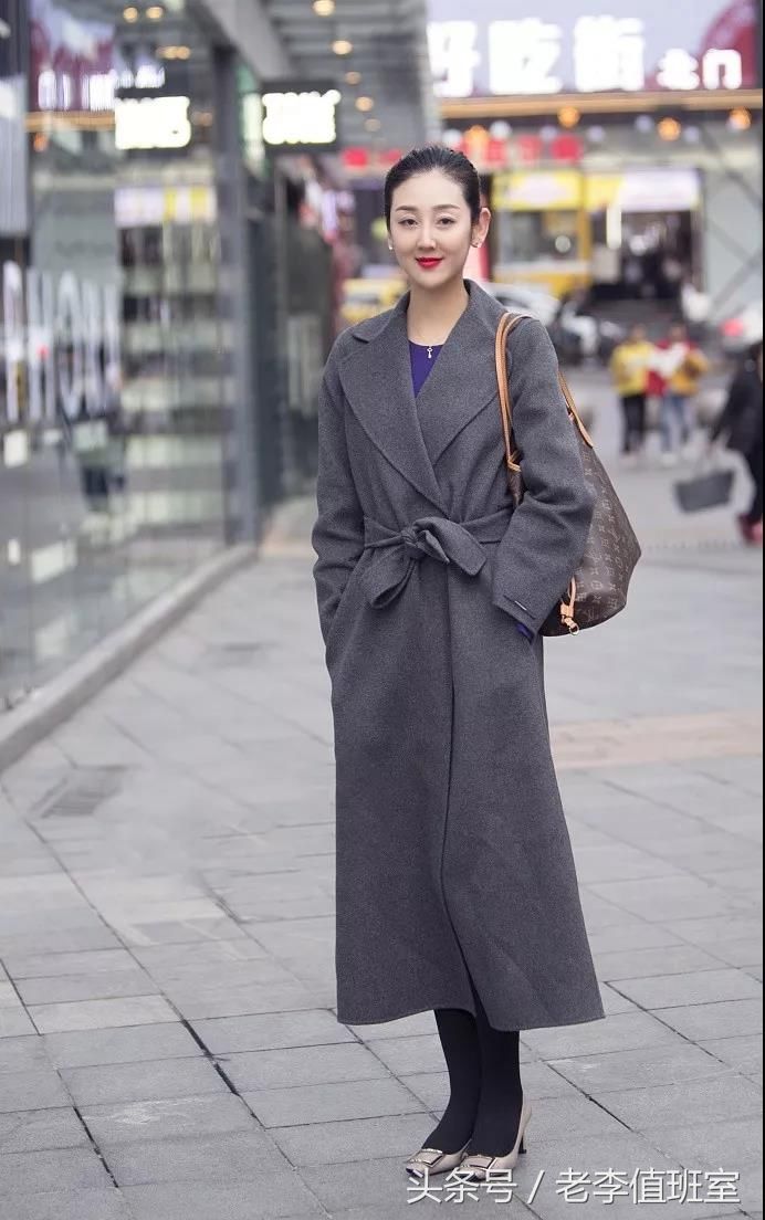 街拍:美丽漂亮的姐姐走来性感迷人令人喜爱