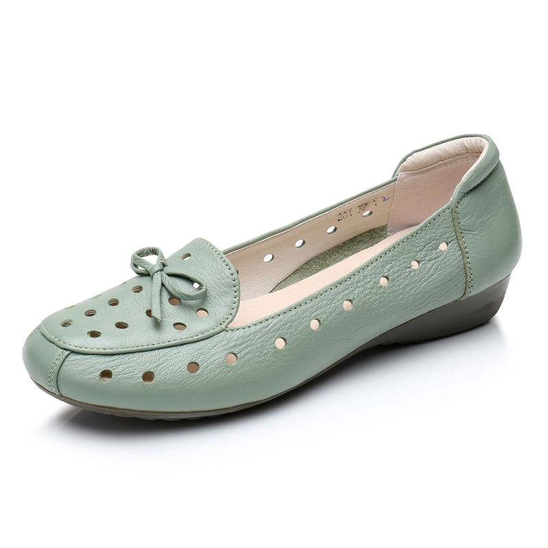 越来越多女人不穿高跟鞋了，现流行洞洞鞋，气质超群还显高