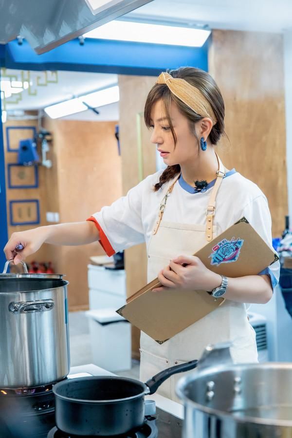 《中餐厅2》开播比起最早国民CP重聚，我更好奇赵薇舒淇在厨房足