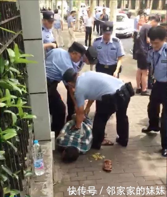 上海一小学门口男子持刀砍人,致两男童死亡!