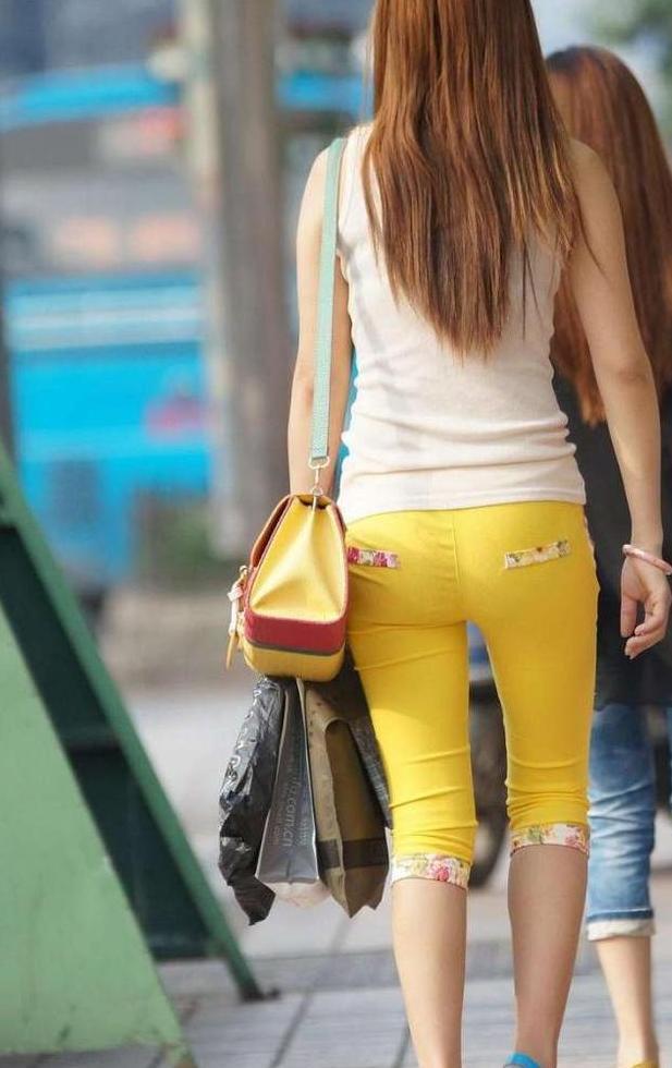 小姐姐穿紧身裤很时尚有气质，秀出美好身材！