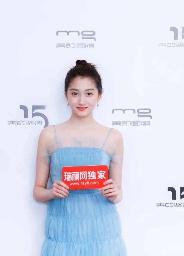 关晓彤跟鹿晗从日本回来，眼袋竟袋消失了？！难道是假眼袋？