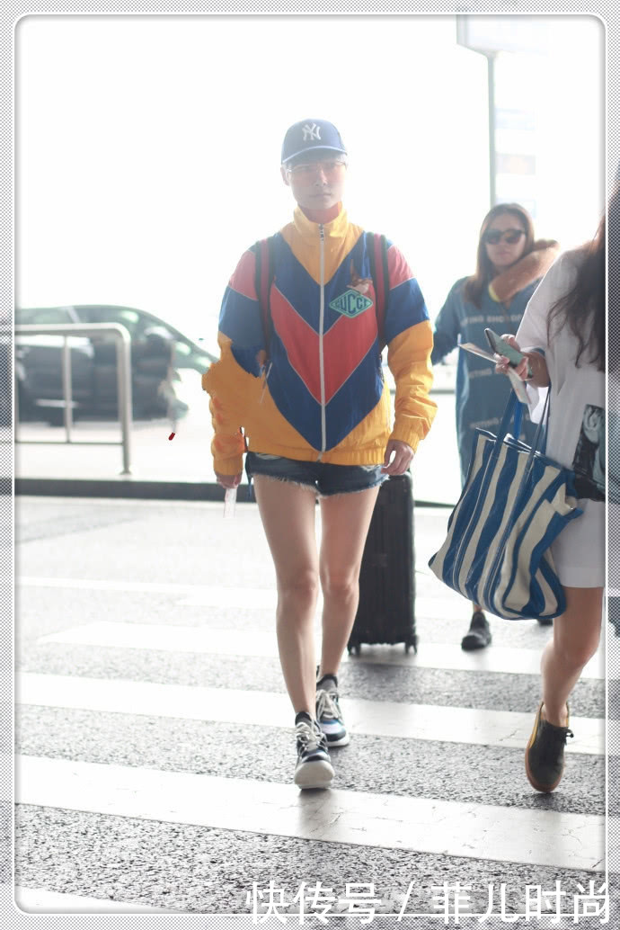 李宇春也太会玩了！上身穿得像冬天，下身却只穿了条超短裤！