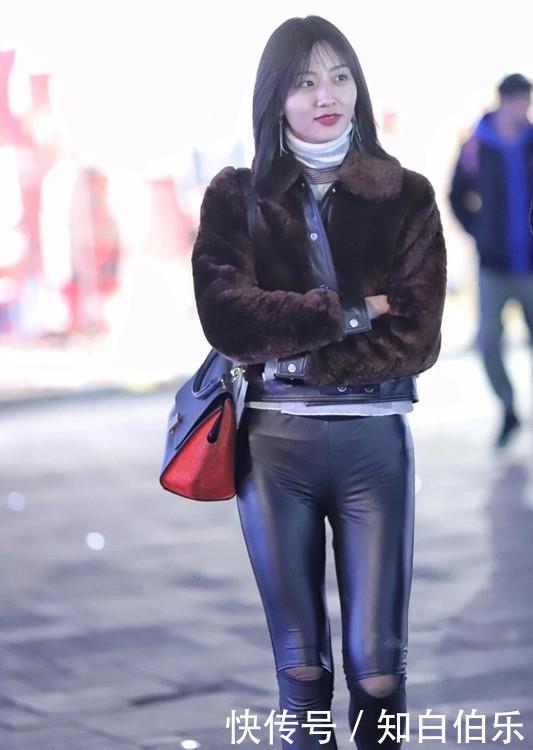 『美女』街拍,穿腰带裙子的漂亮美女,脚下的鞋子有些丑