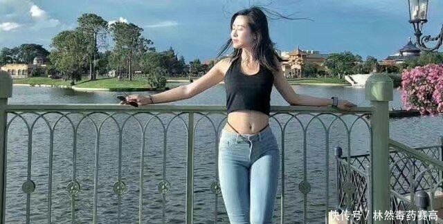 9日时尚热点：50岁金星现身机场，长款风衣穿出贵妇味道，可是小