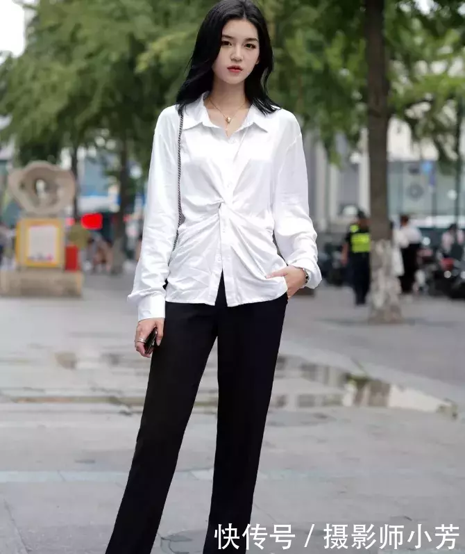 街拍：时尚柔美的打底裤小姐姐，娇俏迷人，勾勒出动人心弦的曲线