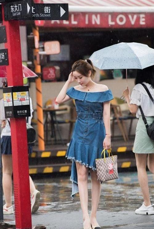  『蓝色』路人街拍，小姐姐素雅的印花裙搭配蓝色开衫，凸显气质魅力