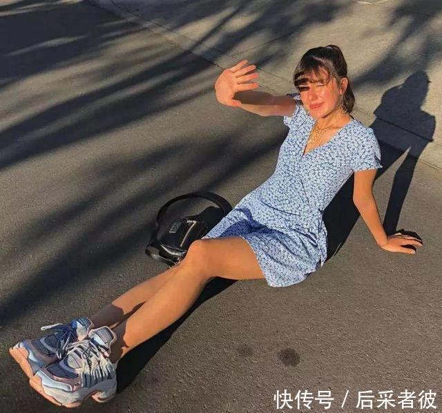  [时髦]今春火了一种显高穿搭，叫“连衣裙+老爹鞋”，时髦好看又减龄
