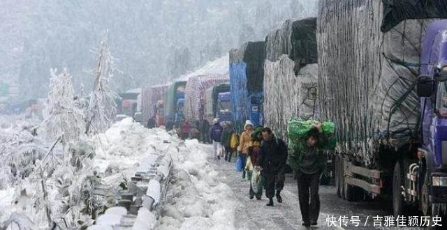 十多年前春运，雪灾致几十万旅客滞留车站，高速堵车超10公里！