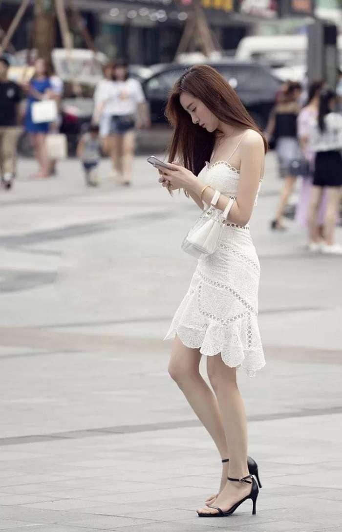 街拍：灰色T恤搭配牛仔热裤，适合身材纤细的女生，给人清新美感