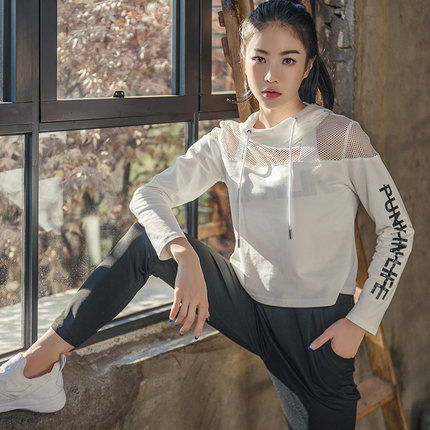 今年流行穿瑜伽套装，尽显青春活力，秀出曼妙S曲线