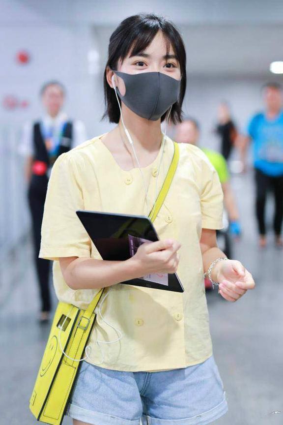 沈月暴瘦？出门穿短裤腿瘦成“筷子”，看到无修图时我“打脸”了