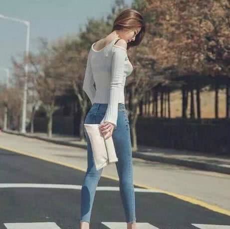 对于身材苗条的小姐姐，紧身牛仔裤更能发挥优势，凸显身姿