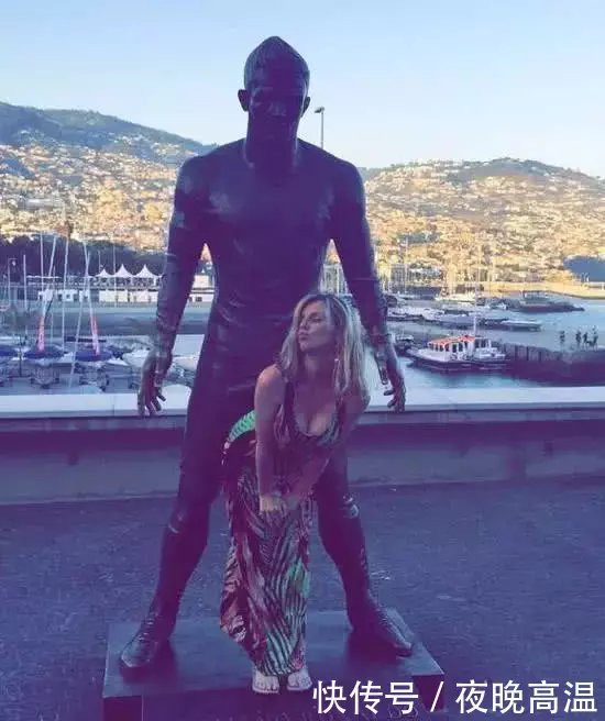 C罗铜像又火了！总裁裆部遭游客“性骚扰”，突出部分被摸到发亮