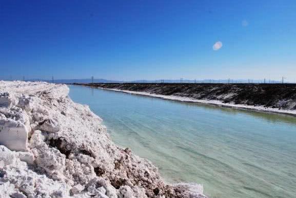 世界上“最咸”的公路，长达32公里周边全是盐，而且就在中国！