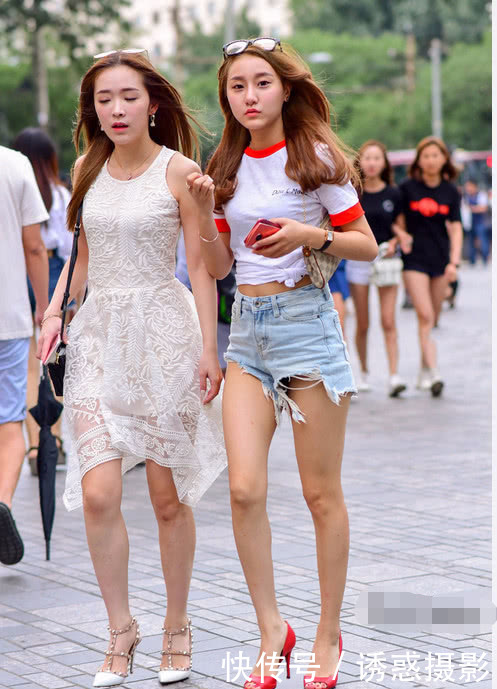 两个风格迥异的小姐姐逛街，秀出完美身材，让人垂涎三尺