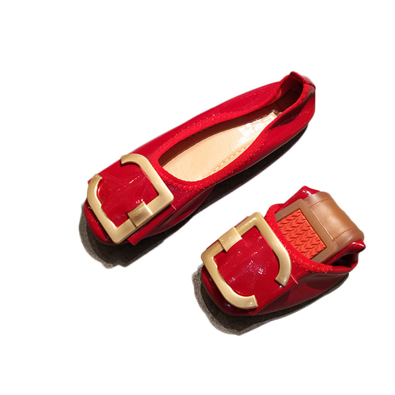 新款平底女鞋，简约而不失优雅，小个子女生也能穿出“新高度”