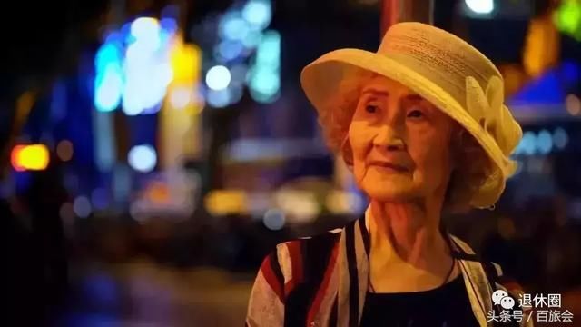 这个90岁白发“姑娘”太美了！活得让年轻人都羡慕！