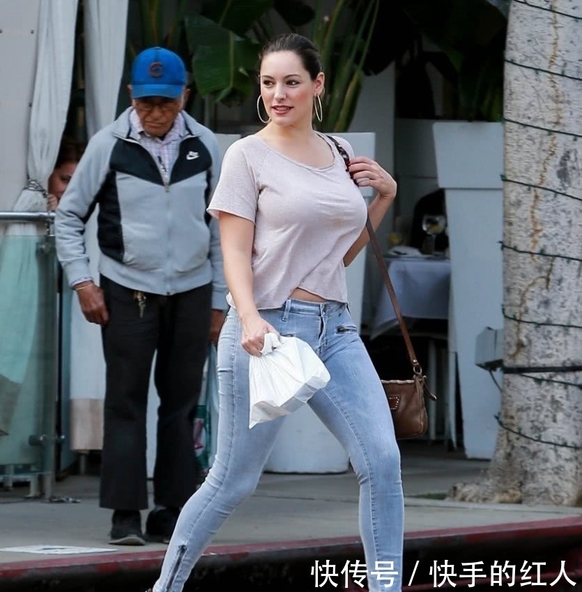  T恤衫|街拍，大码美女穿搭简约的T恤衫，穿出唯美的时尚风