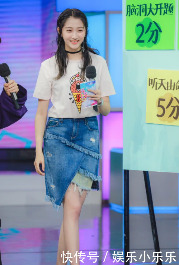 关晓彤厉害了，裙子用几块破布拼成，破到不行却很时尚！