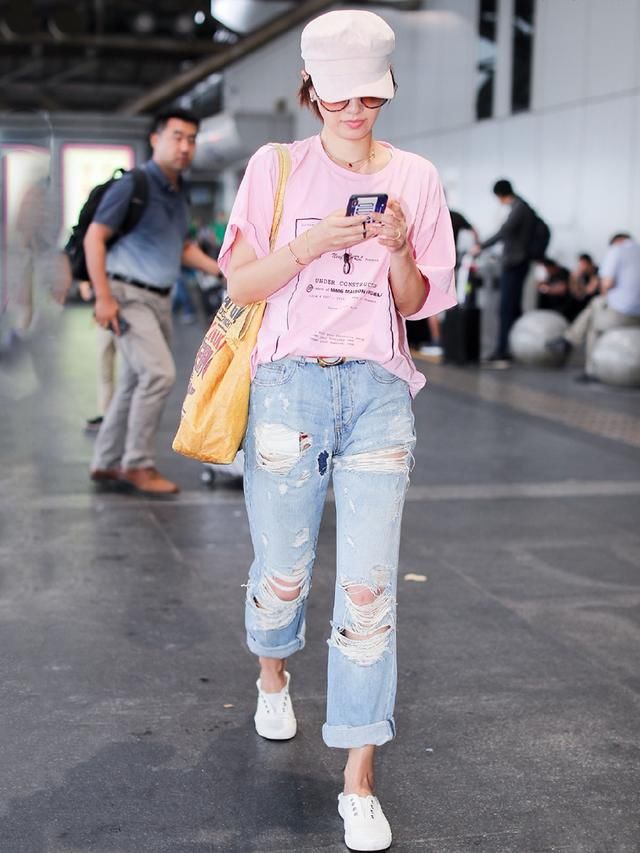 42岁马伊琍穿破洞裤，63岁赵雅芝穿涂鸦T恤，心态年轻就是大胆！