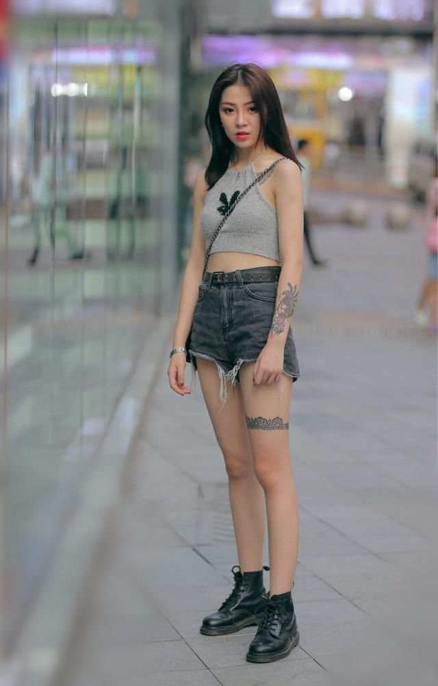 街拍，夏天最正确的时尚搭配，这样穿让你清爽凉快又时尚