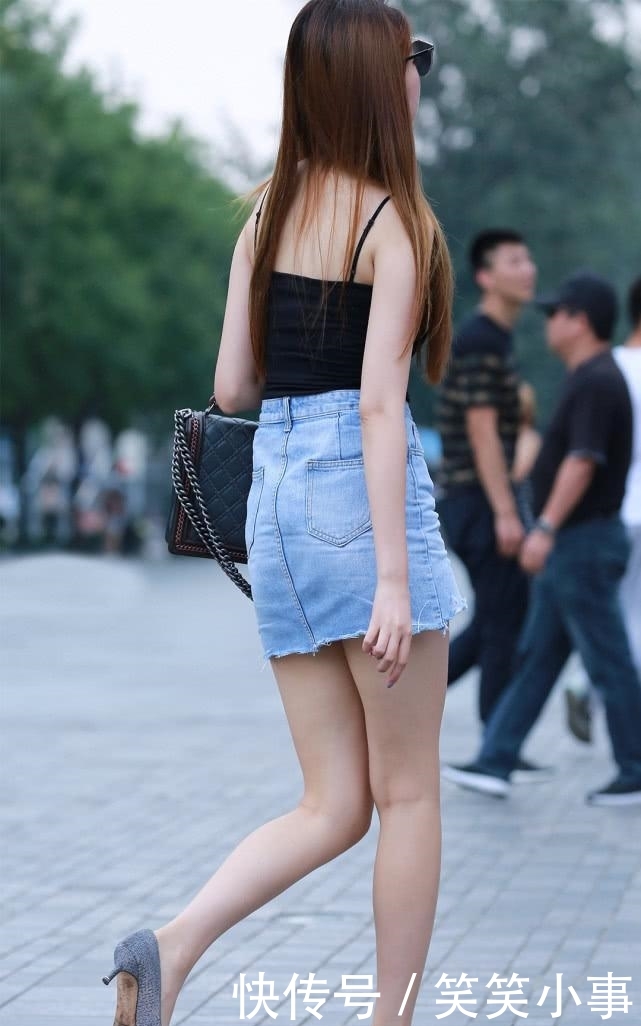  #美女#街拍美女黑色吊带背心搭配牛仔短裙尽显清新气质，充满青春活力