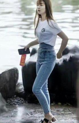 牛仔裤上身，让你瞬间成为长腿欧巴，营造出一种高街风的效果