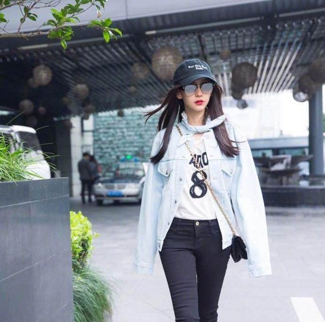 杨颖最新街拍秀2米逆天长腿，网友砖缝都被p到尴尬形变！