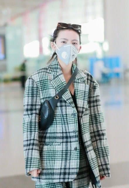  「张予曦」29岁张予曦真“保守”，20几度穿西装走机场，看到内搭我竖大拇指