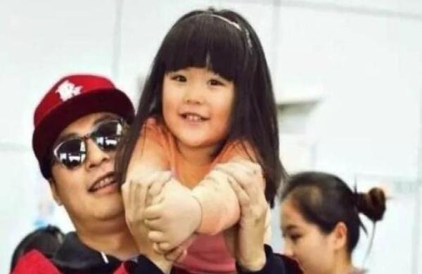 郑爽父亲发文怒怼谣言霸气护女 盘点娱乐圈老父亲宠女儿N种方式