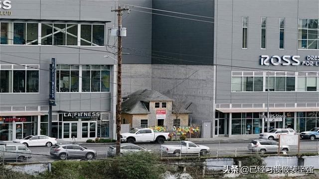 最惨的钉子户，赔偿款一亿被拒，如今被豪宅包围让大家看笑话