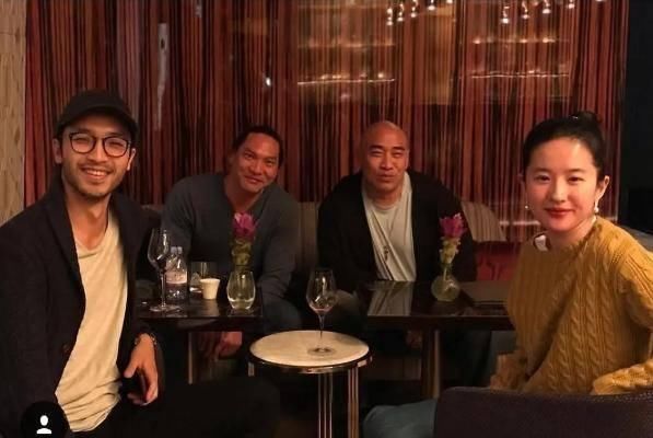 『社交账号上面晒出』刘亦菲与朋友聚会活动相片曝出,裸妆出境情况不佳,双下巴显著
