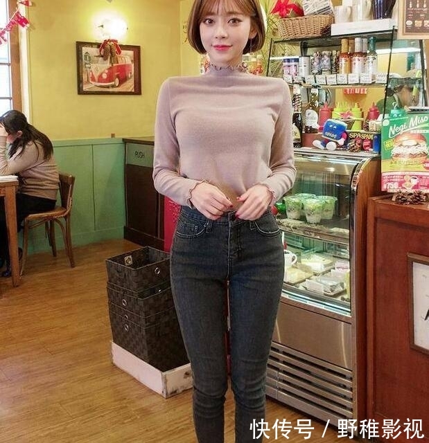 【美女】路人街拍,美女身材丰满,笑容甜美,长相气质不输美女明星!