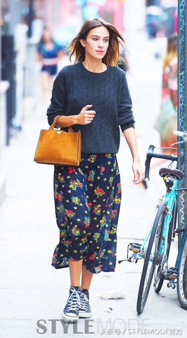 It Girl钟小姐亲自示范：这么穿帆布鞋最好看！