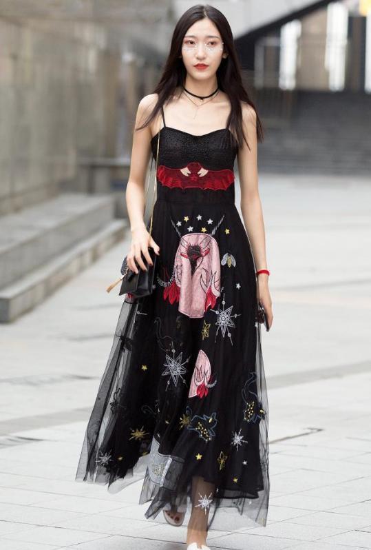 路人街拍，小姐姐笑容真是好有亲切感，整个人气质都很知性