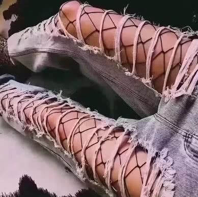 2018最“大胆”的3款牛仔裤，图一太破不敢穿，最后一款太火辣！