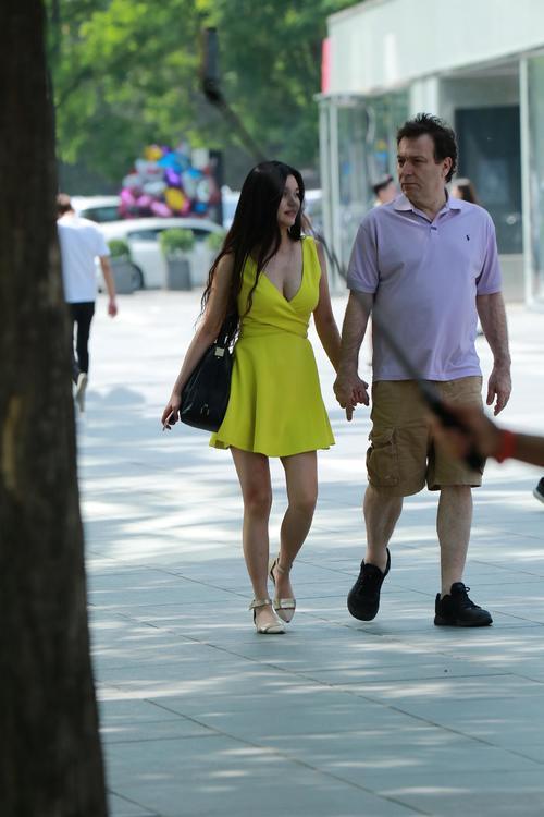 街拍：老外身边的中国姑娘，身材抢镜！