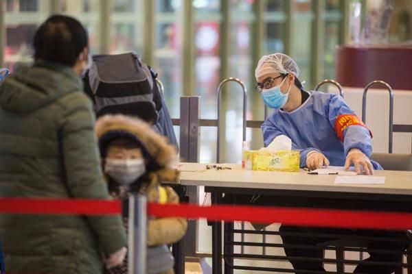  全民■全民战疫｜坐火车来上海，旅客自制防护服抵挡新冠肺炎病