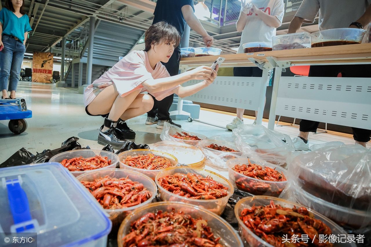 95斤美女1小时吃千只小龙虾，吃怕自助餐老板，月薪全花在吃上