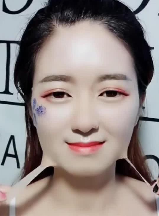 网红化浓妆浇水都没事，但卸妆后却大变样，网友：这是宝强妹妹？