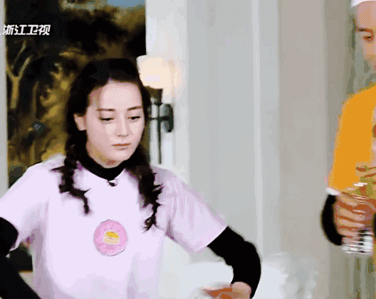 杨幂、热巴都中了这款减龄发型的毒,她们跟风扎萌翻了整个宇宙!