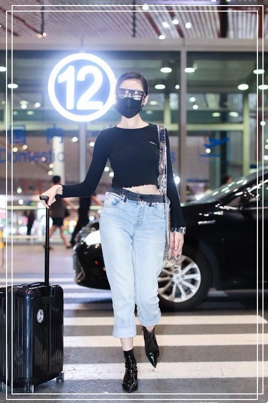 张天爱穿紧身衣秀蚂蚁腰，都没大粗腿抢镜，网友：减减肥再秀吧！