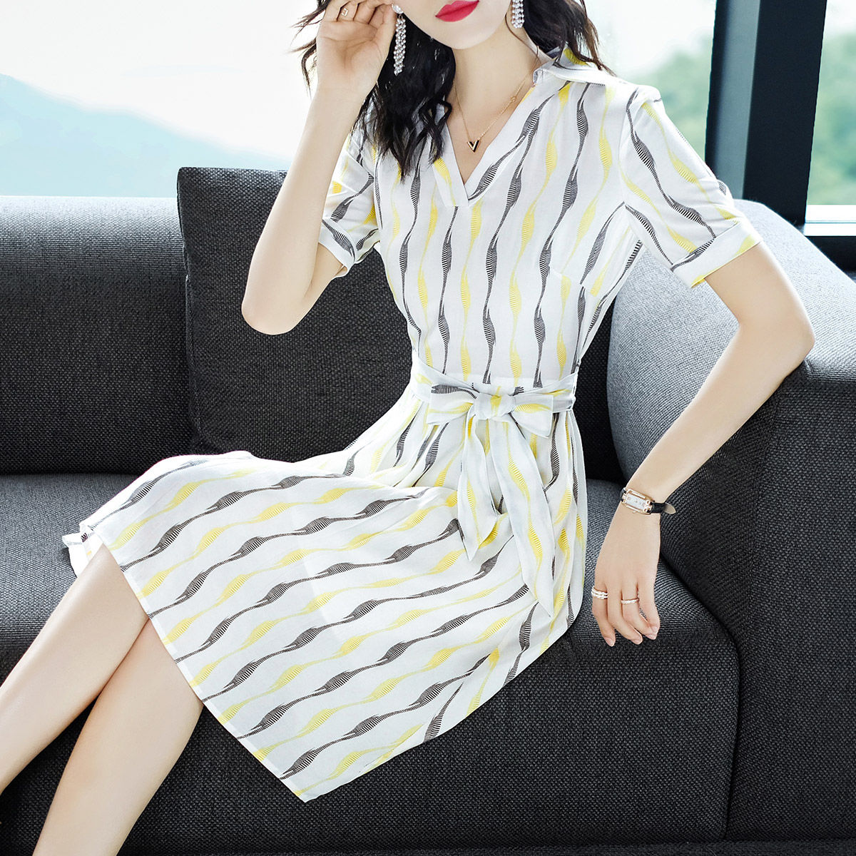 8月阔腿裤已不流行，“冷风蜂腰裙”纤细小蛮腰，专为胖女人设计