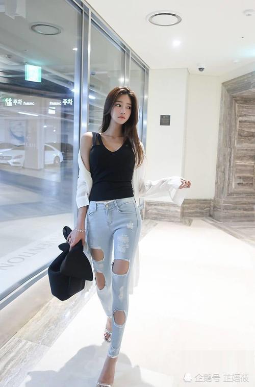 街拍：娇艳如花冰肌玉骨的小姐姐，穿着性感身姿曼妙楚楚动人 ！